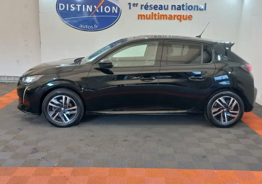 Profil droit d'une Peugeot 208 noire 2022 Allure Pack, avec jantes alliage et vitres teintées en intérieur showroom.