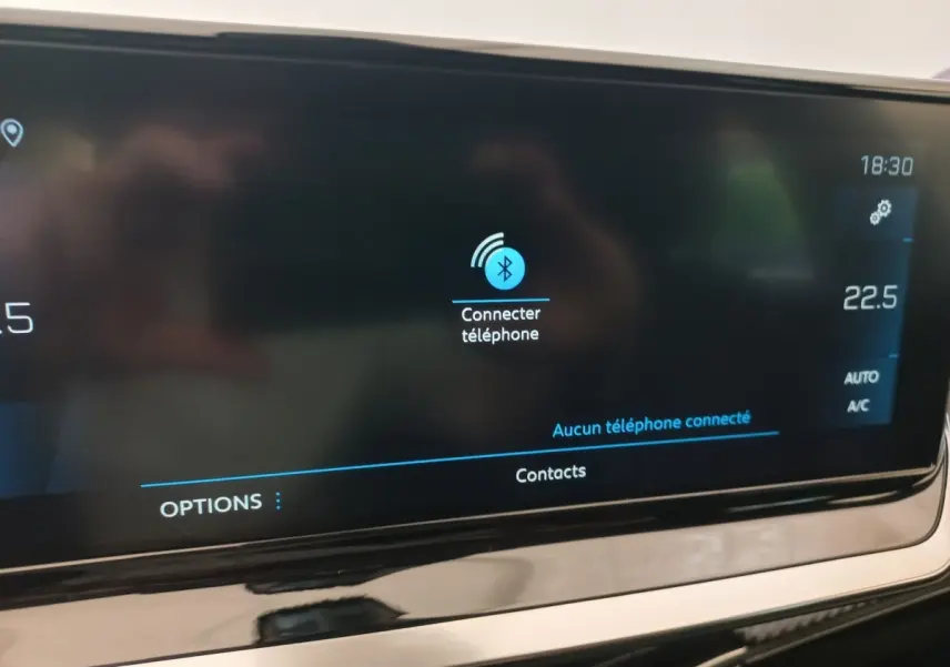 Écran tactile central de la Peugeot 208 PureTech 100 noir affichant la connexion Bluetooth et la température à 22,5°C.