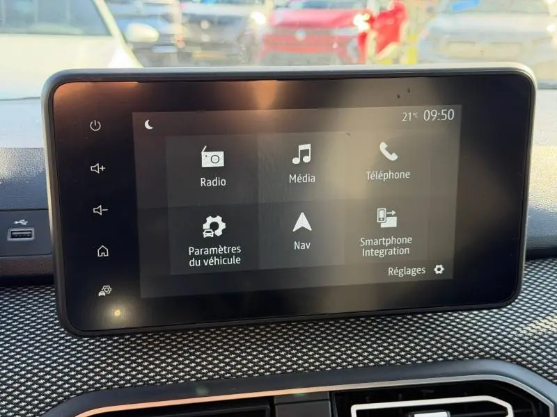 Écran tactile central du tableau de bord du Dacia Jogger 2025, affichant les options multimédia et navigation.