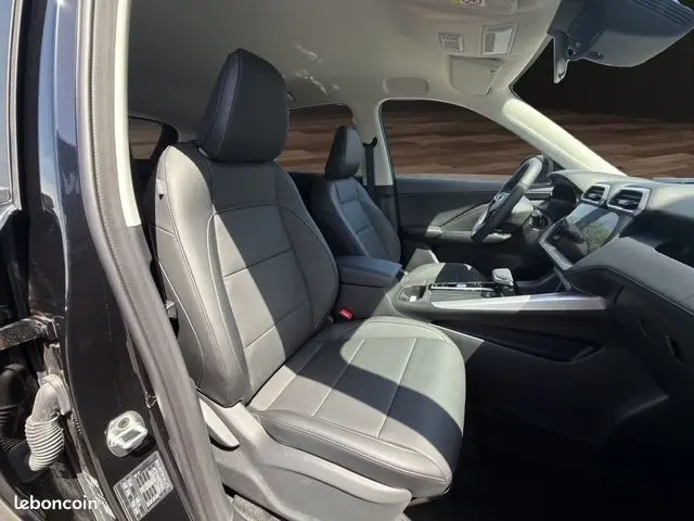 MG ZS 1.5 L HYBRID+ 197CH Luxury vert émeraude, vue 3/4 avant droit avec calandre large et jantes bi-ton 18 pouces.