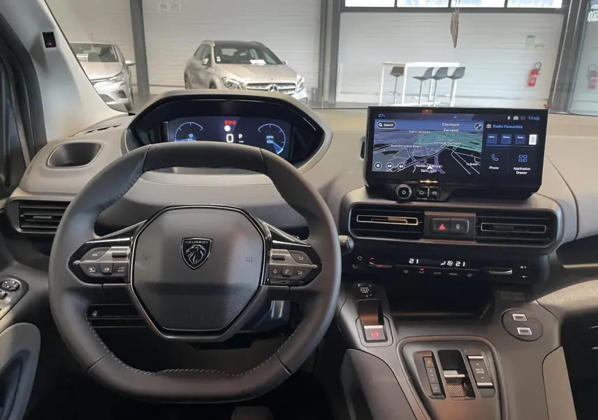 Vue intérieure du tableau de bord du Peugeot Rifter gris Artense, avec volant multifonction et écran tactile GPS.