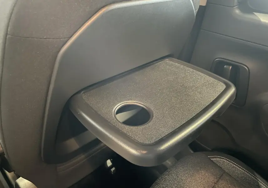 Tablette aviation déployée côté droit à l'arrière d'un Peugeot Rifter gris Artense, vue intérieure rapprochée.