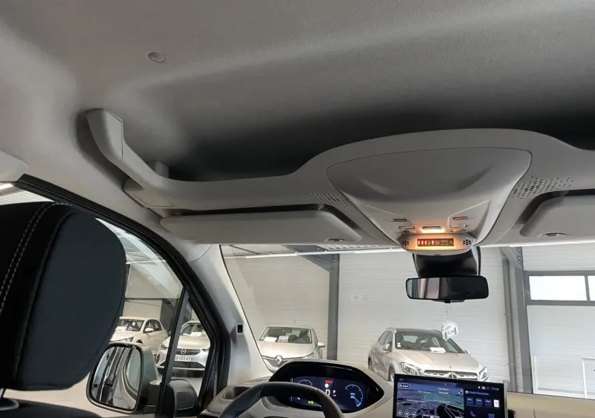 Vue intérieure avant du Peugeot Rifter gris Artense, montrant le volant cuir multifonction et l'écran tactile 10 pouces.