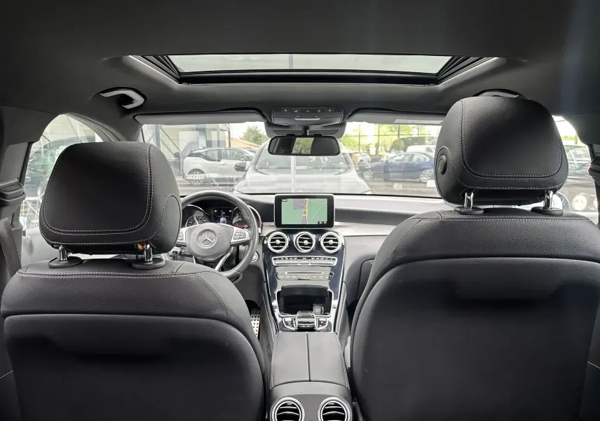 Vue intérieure arrière du Mercedes GLC Coupé 250 D Fascination 4MATIC 2018 avec sièges cuir noirs et toit ouvrant panoramique.