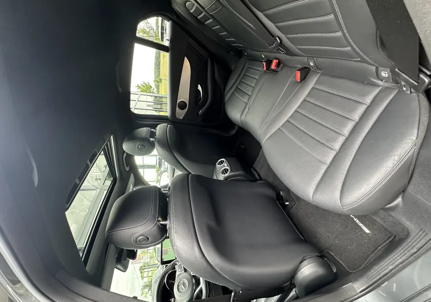 Vue intérieure arrière droite du Mercedes GLC Coupé 250 D Fascination 4MATIC 2018 avec sièges en cuir noir et toit ouvrant.