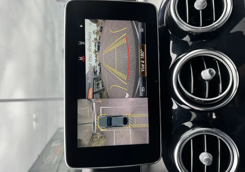 Écran multimédia du Mercedes GLC Coupé gris foncé de 2018 montrant la caméra de recul et la vue à 180° du stationnement.