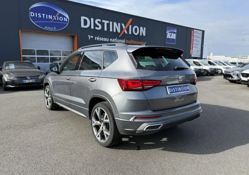 Vue 3/4 arrière droite du SEAT Ateca gris graphite avec jantes alu 19 pouces et feux arrière LED distinctifs.