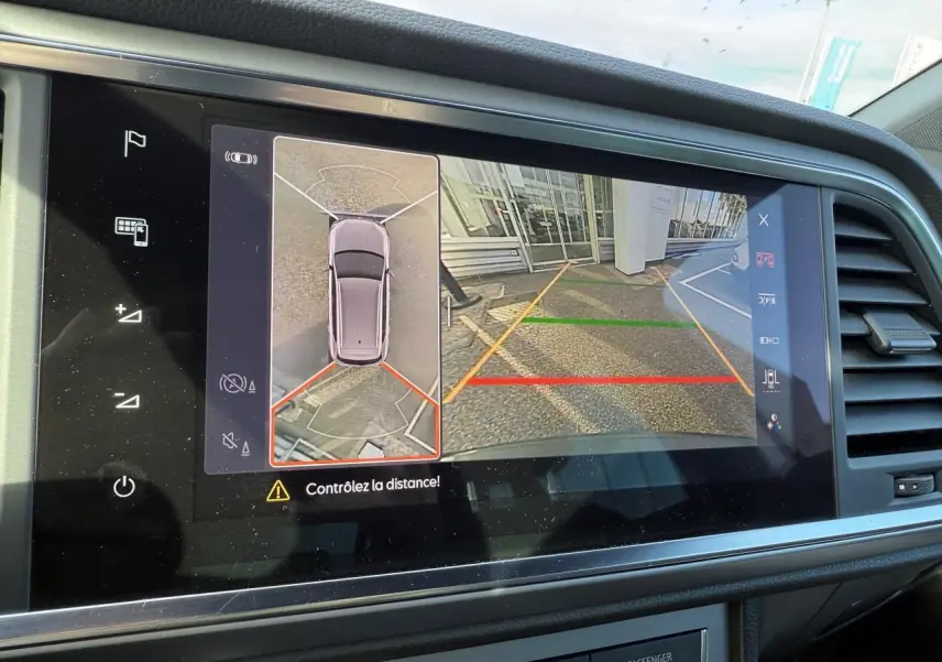 Écran central du SEAT Ateca 2023 montrant la caméra de recul et la vue 360° en stationnement, intérieur noir.