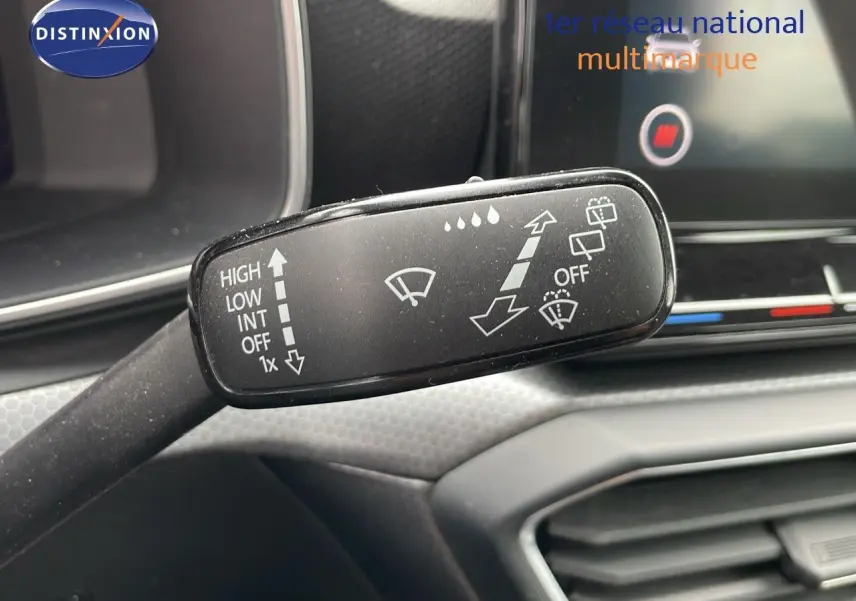 Gros plan sur la commande d’essuie-glace dans l’habitacle d’une SEAT LEON ST gris urbain 2023.