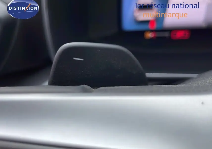 Gros plan sur la palette de changement de vitesse noire dans l'habitacle d'une SEAT LEON ST gris urbain 2023.