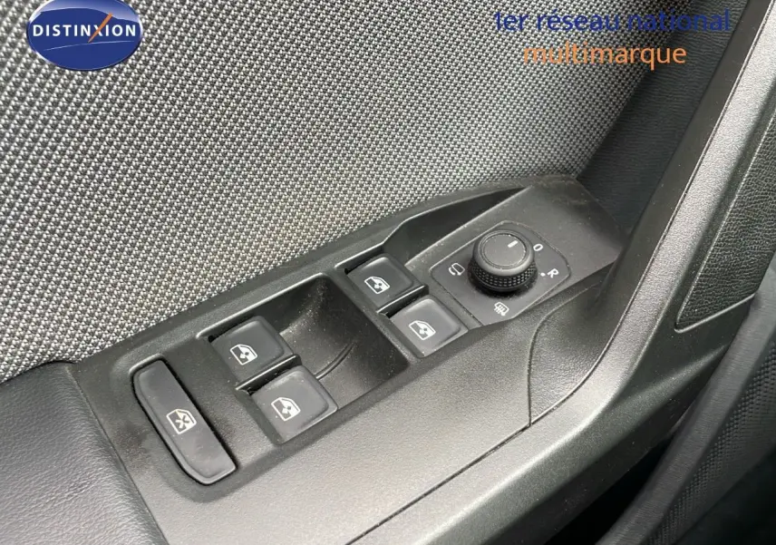 Commande des vitres électriques et réglage des rétroviseurs côté conducteur dans une SEAT LEON ST gris urbain 2023