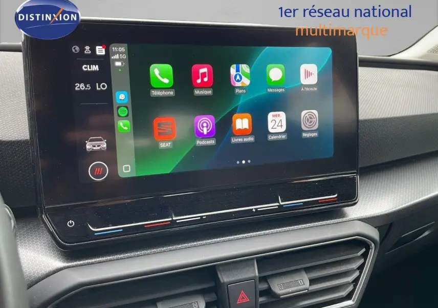 Écran tactile central affichant les applications connectées dans l'habitacle d'une SEAT LEON ST 2023.