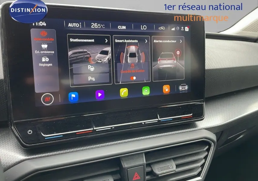 Écran tactile central affichant les aides à la conduite dans l’habitacle d’une SEAT LEON ST gris urbain 2023.