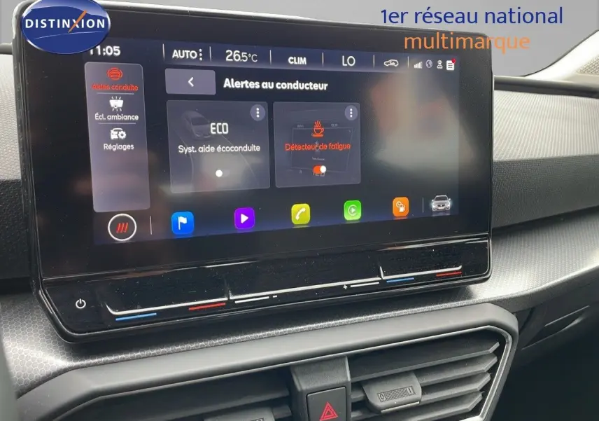 Écran tactile du système multimédia affichant les alertes au conducteur dans un SEAT LEON ST gris urbain de 2023.