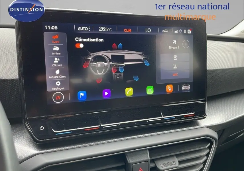 Écran tactile central du tableau de bord de la SEAT LEON ST 2023, affichant la climatisation et commandes digitales.