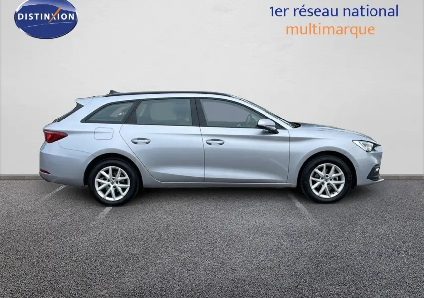 SEAT LEON ST gris urbain vue de profil côté gauche sur fond neutre avec jantes alliage et toit noir.