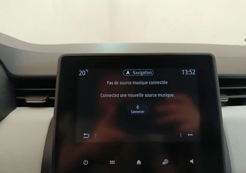 Écran tactile central de la Renault Clio blanc 2023 affichant la connexion Bluetooth et la navigation à 13h52.