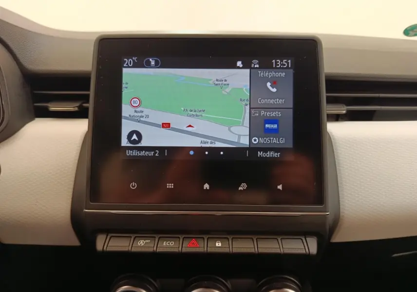 Écran tactile central 7 pouces avec navigation 3D dans l’habitacle clair de la Renault Clio blanche Evolution TCe 100 GPL.