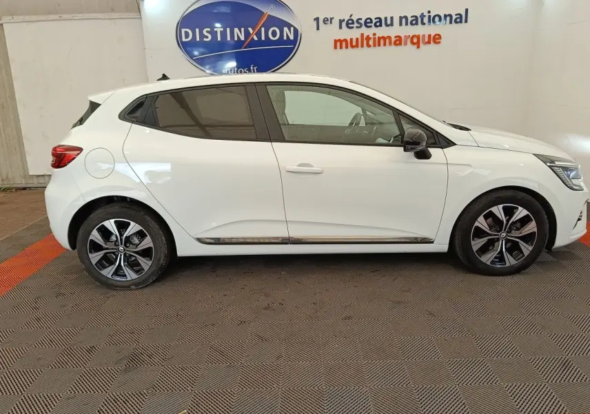 Profil droit de la Renault Clio Evolution TCe 100 GPL blanche, avec jantes alliage et rétroviseurs noirs.