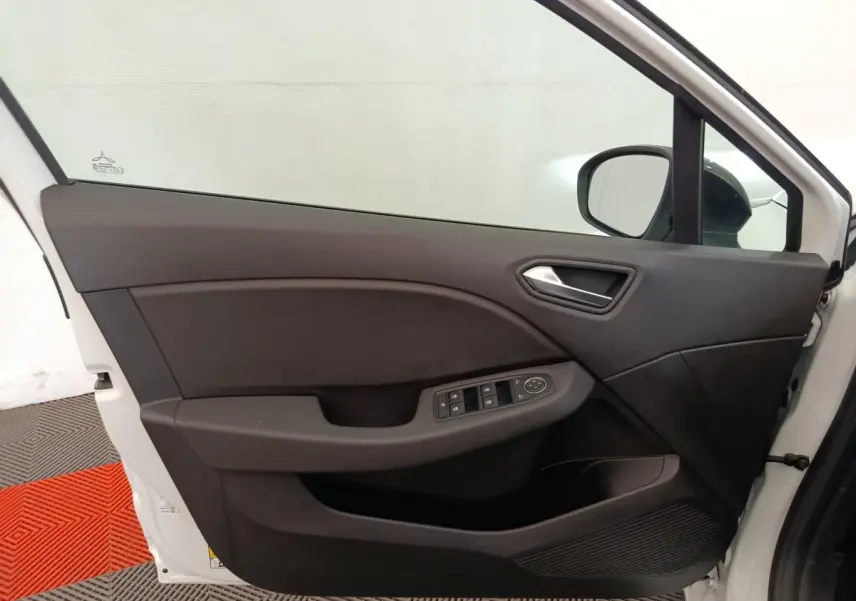 Vue intérieure de la porte avant gauche blanche de la Renault Clio Evolution TCe 100 GPL avec commandes électriques.