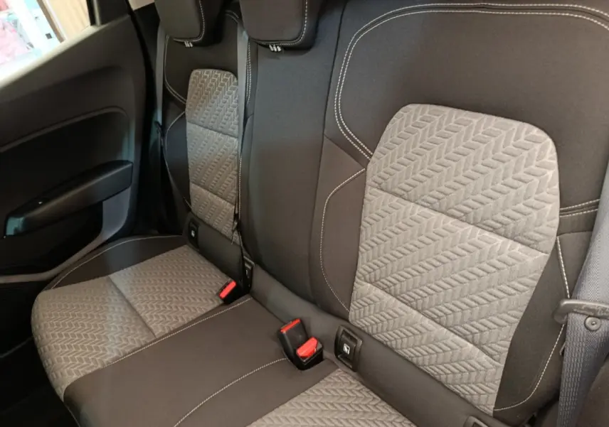 Vue rapprochée de la banquette arrière grise à motifs géométriques de la Renault Clio Evolution TCe 100 GPL 2023.
