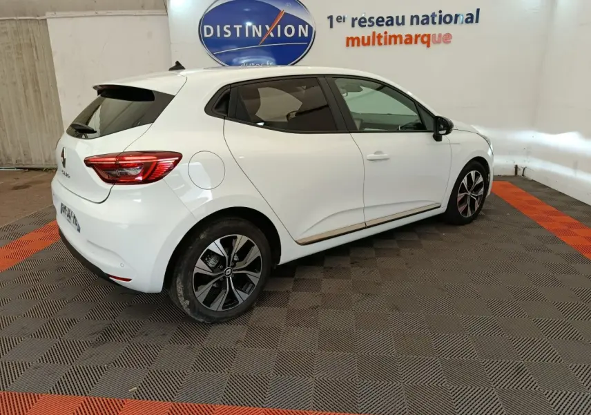 Renault Clio Evolution TCe 100 GPL blanc vue 3/4 arrière côté droit, avec jantes noires et toit spoiler.