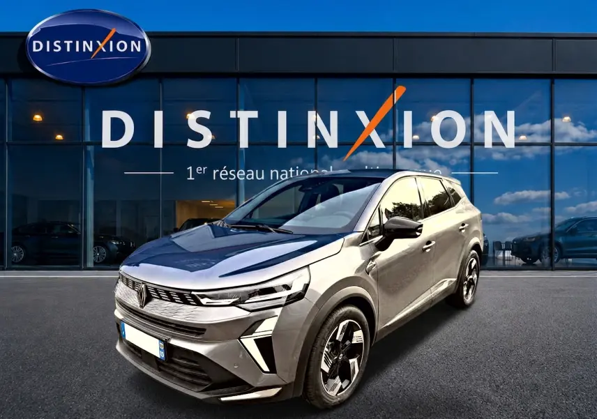 Renault Symbioz gris cassiopée en 3/4 avant droit, avec jantes alu et calandre distinctive moderne.