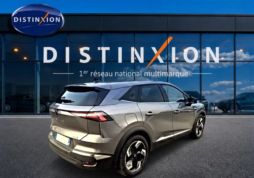 Renault Symbioz gris cassiopée en 3/4 arrière droit, avec jantes alu et feux arrière LED distinctifs.