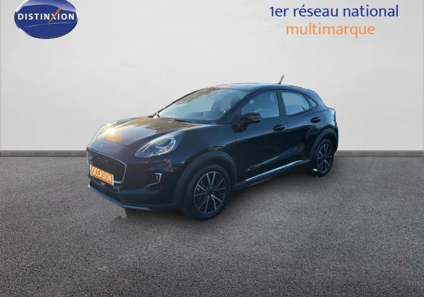 Ford Puma noir vue 3/4 avant droit sur fond neutre avec jantes 17 pouces et feux allumés.