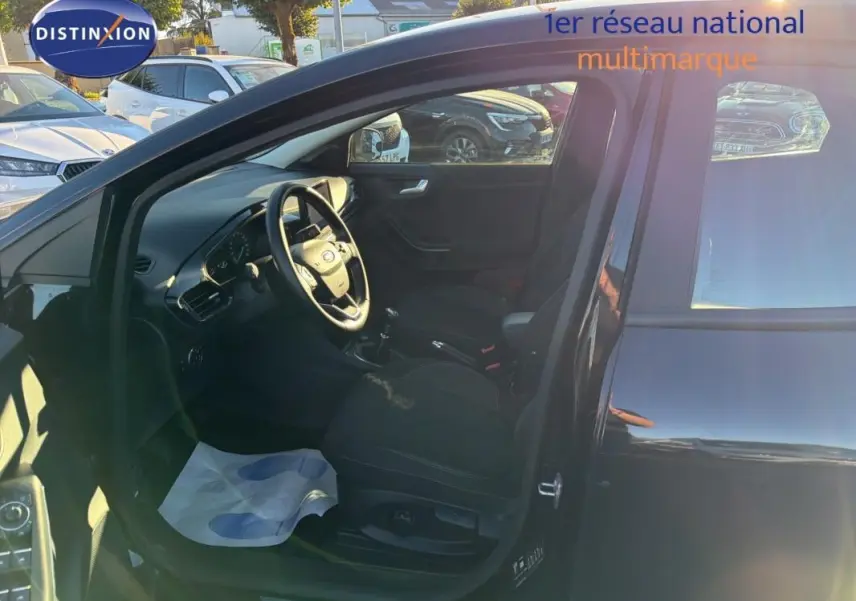 Vue côté gauche intérieur du Ford Puma noir 2023, montrant les sièges sport et le volant avec boîte manuelle.