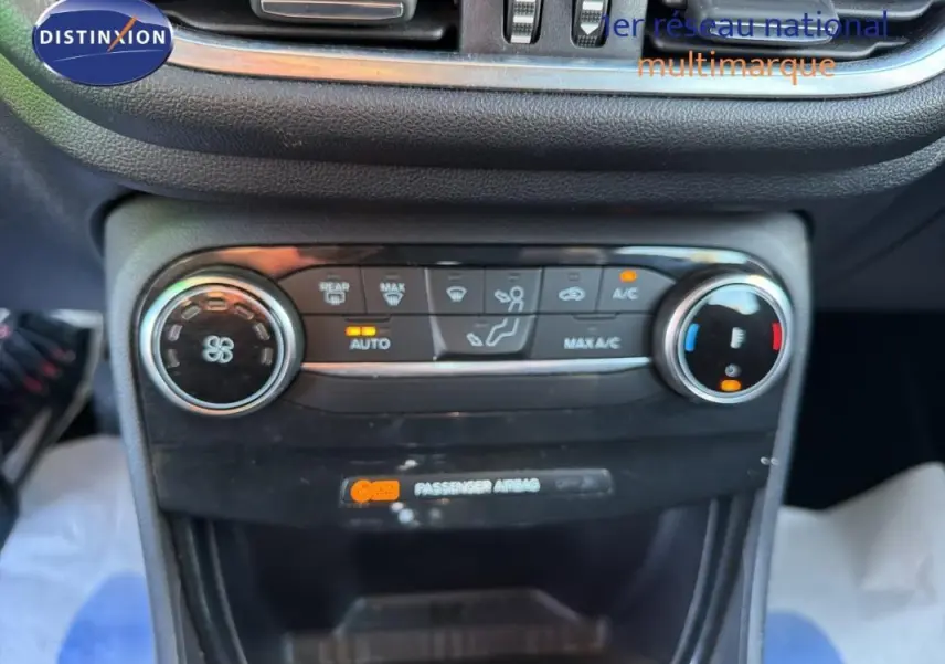 Vue rapprochée des commandes de climatisation automatique du Ford Puma noir 2023, avec affichage des réglages actifs.