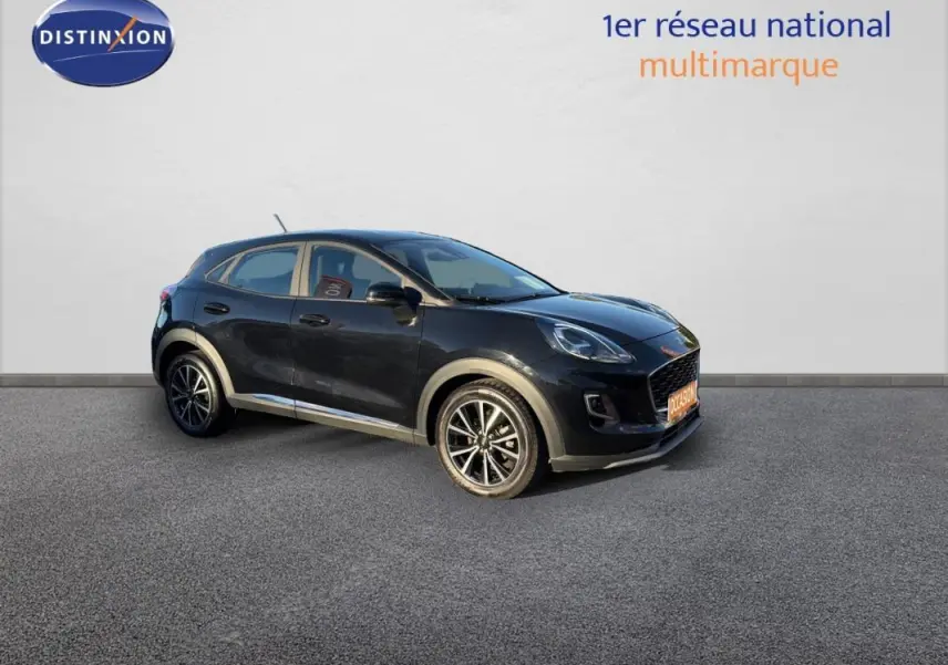 Ford Puma noir vue 3/4 avant droit, jantes 17 pouces, sur fond neutre avec panneau publicitaire Distinxion.