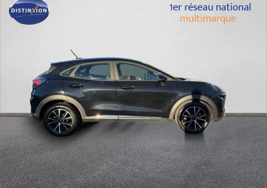Profil côté gauche d’un Ford Puma noir 2023 avec jantes 17 pouces et lignes épurées sur fond clair.