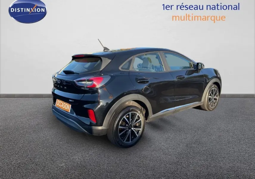 Vue 3/4 arrière droite d'un Ford Puma noir 2023 avec jantes 17 pouces et feux arrière LED distinctifs.