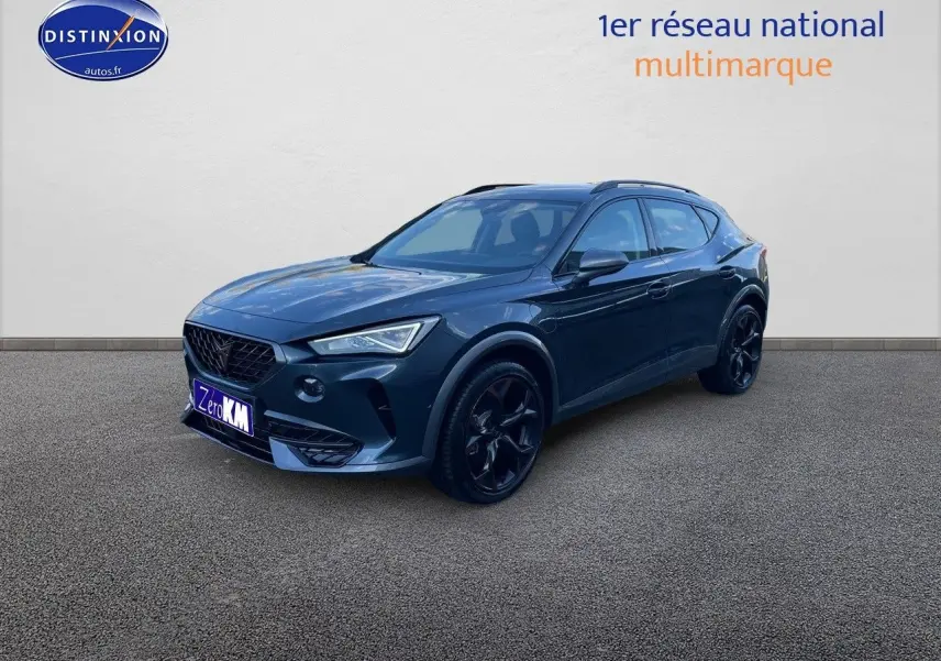 Vue 3/4 avant d'un CUPRA Formentor gris magnétique 2024 avec jantes noires et calandre distinctive.