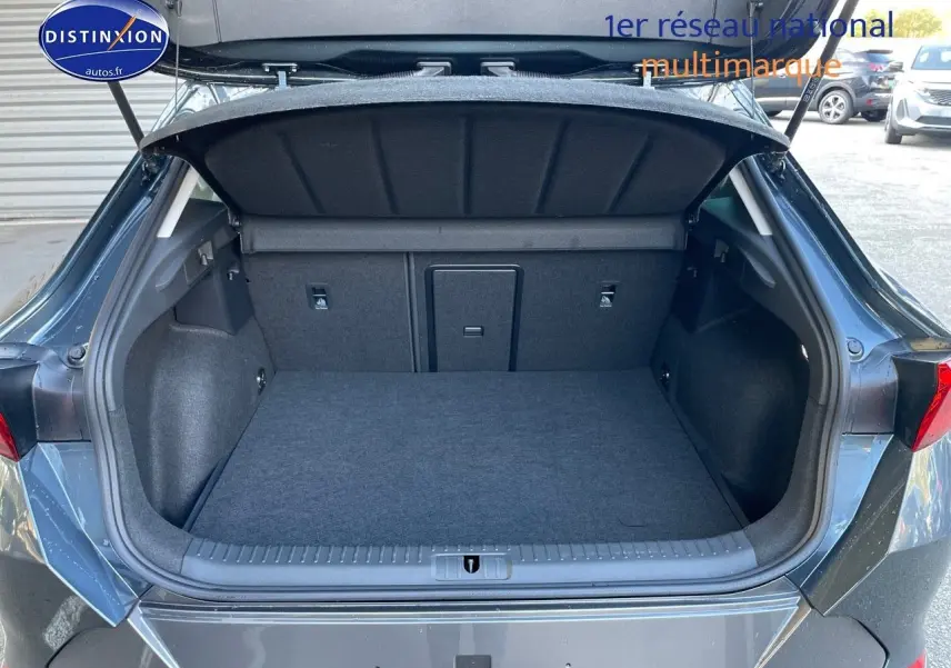 Coffre ouvert vu de l'arrière d'une CUPRA Formentor gris magnétique 2024, montrant un espace de chargement propre et spacieux.