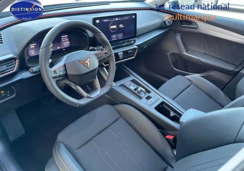 Vue intérieure côté conducteur de la CUPRA Formentor gris magnétique, avec tableau de bord numérique et écran tactile central.