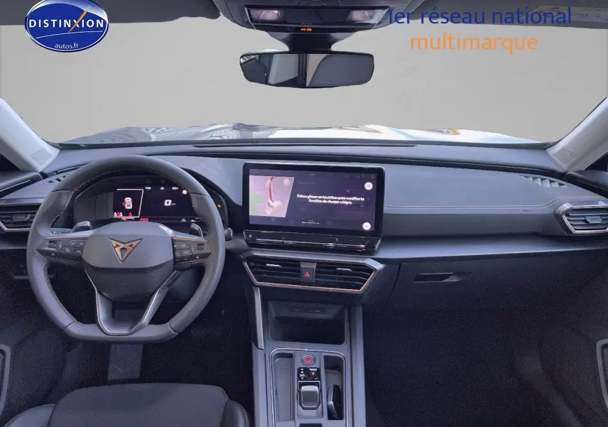 Vue intérieure avant du tableau de bord et volant du CUPRA Formentor gris magnétique, avec écran tactile central et commandes modernes.