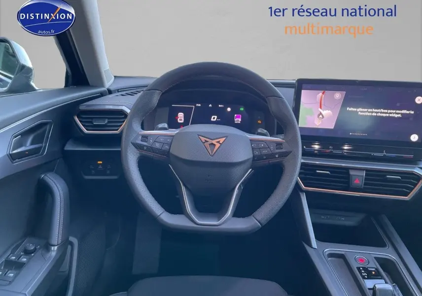 Vue intérieure centrée sur le volant cuir noir et tableau de bord digital du CUPRA Formentor gris magnétique 2024.