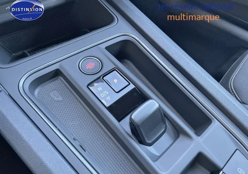 Gros plan sur la console centrale grise avec sélecteur de boîte automatique et bouton start/stop du CUPRA Formentor 1.4 E-HYBRID.