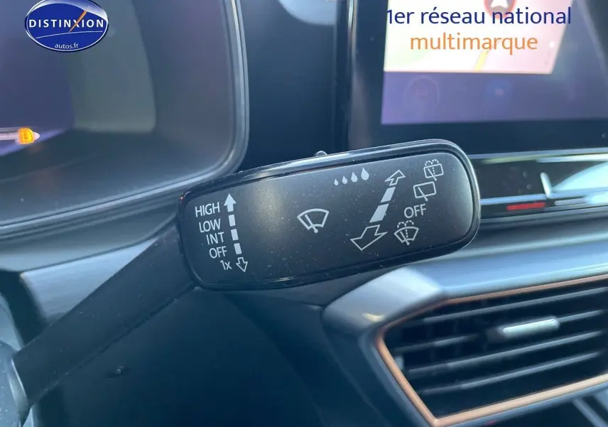 Gros plan sur la commande d’essuie-glace dans l’habitacle du CUPRA Formentor gris magnétique 2024, version hybride rechargeable.