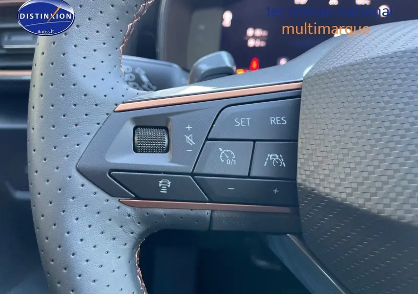 Gros plan sur le volant perforé et les commandes de régulateur de vitesse du CUPRA Formentor gris magnétique 2024.