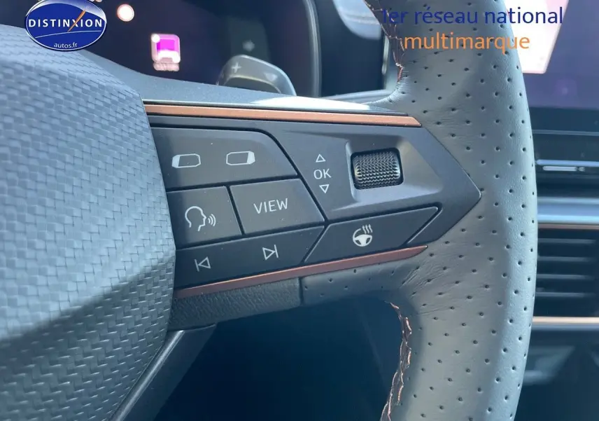 Gros plan sur le volant cuir perforé avec commandes intégrées du CUPRA Formentor gris magnétique 2024, version hybride rechargeable.