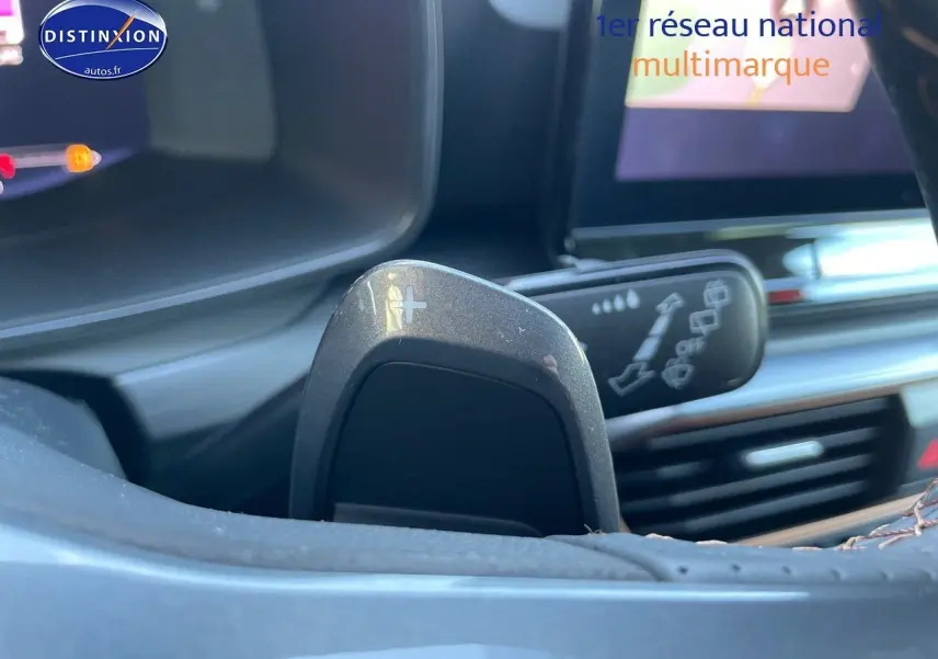 Gros plan sur la palette de changement de vitesse côté droit du volant du CUPRA Formentor gris magnétique, intérieur moderne.
