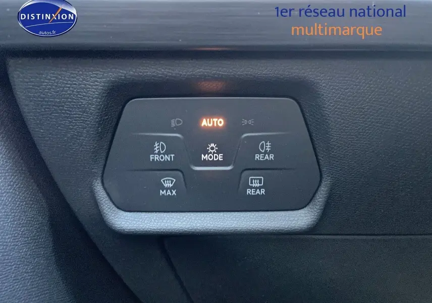 Gros plan sur les commandes d’éclairage et désembuage du tableau de bord d’une CUPRA Formentor gris magnétique 2024.