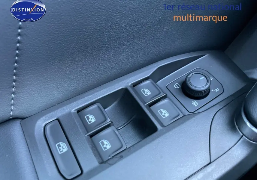 Gros plan sur les commandes des vitres et rétroviseurs côté conducteur d’un CUPRA Formentor gris magnétique 2024.