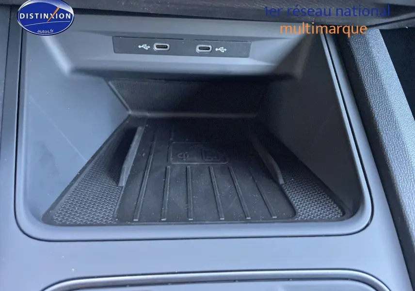 Gros plan sur la console centrale du CUPRA Formentor gris magnétique 2024, montrant un espace de rangement avec ports USB-C.