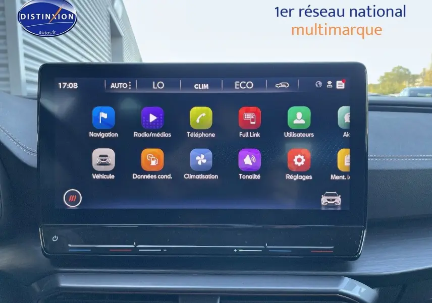 Écran tactile central affichant les options multimédias et climatisation dans une CUPRA Formentor gris magnétique 2024.