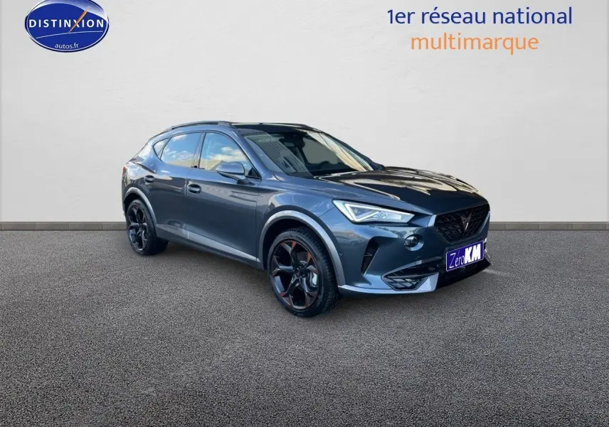 SUV CUPRA Formentor gris magnétique en 3/4 avant droit, mettant en valeur ses jantes noires et son design dynamique.