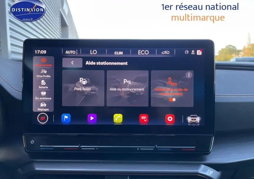 Écran tactile central du CUPRA Formentor gris magnétique 2024 affichant l'aide au stationnement en intérieur.